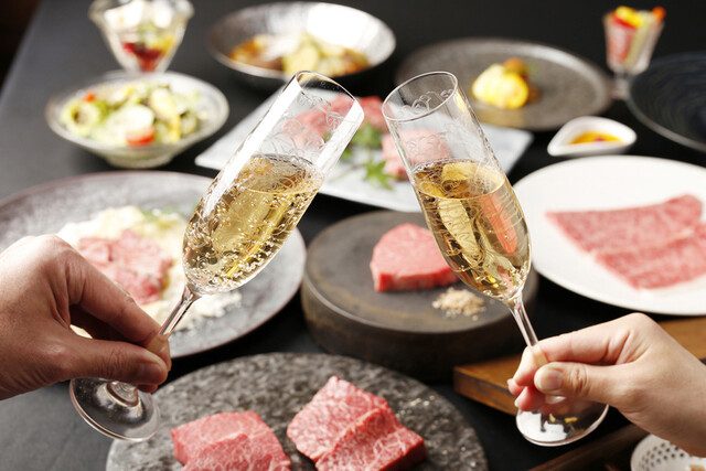 肉の旨みを引き立てる、美酒との共演