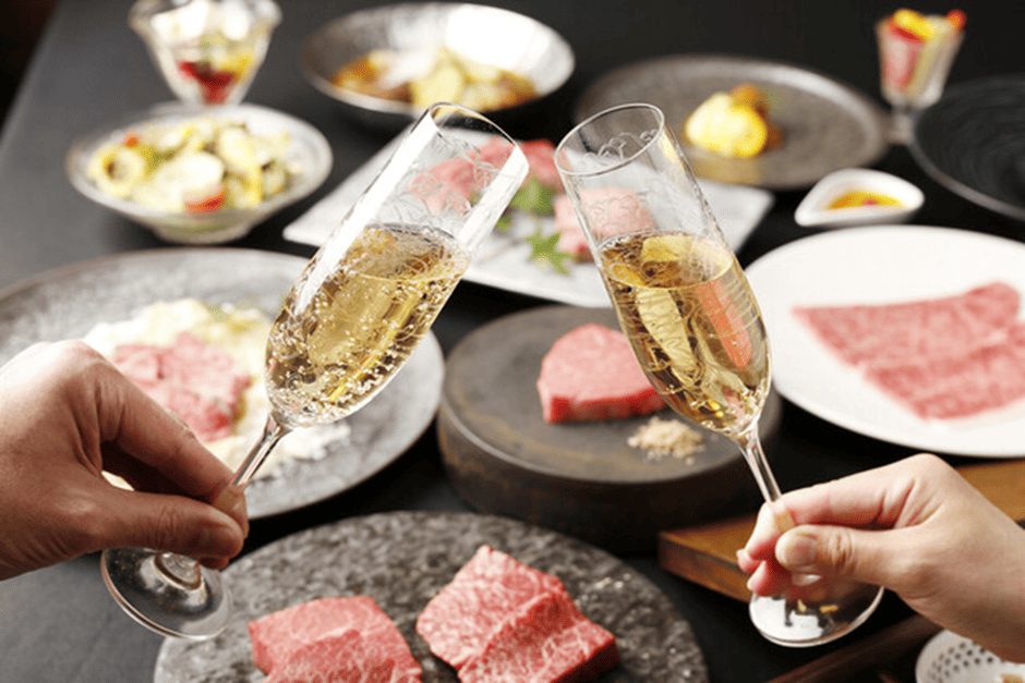 シャンパンで乾杯している画像